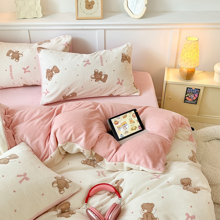 91家纺网 家纺一手货源 找家纺 桃子家居 2024新款小清新卡通加厚牛奶绒全工艺200克印花牛奶绒系列四件套 绒-幸运熊