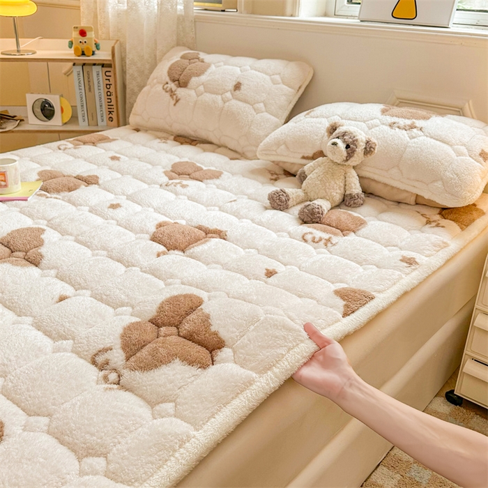 91家纺网 家纺一手货源 找家纺 雯豆家纺 2024新款泰迪绒床垫床护垫加厚北极绒床褥子印花小清新床垫子 泰迪绒床褥-熊宝乖乖