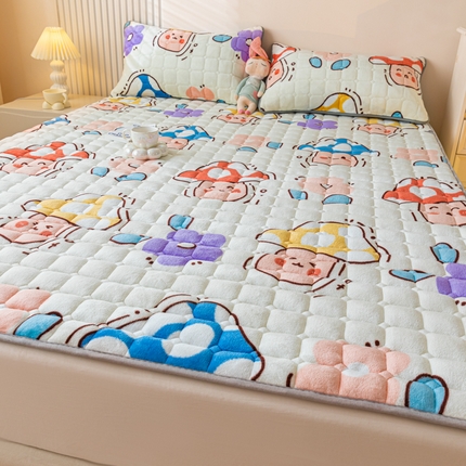 91家纺网 家纺一手货源 找家纺 卡伦家纺 2025新款A类牛奶绒夹棉加厚床垫单人双人床垫保护垫 花间蘑力