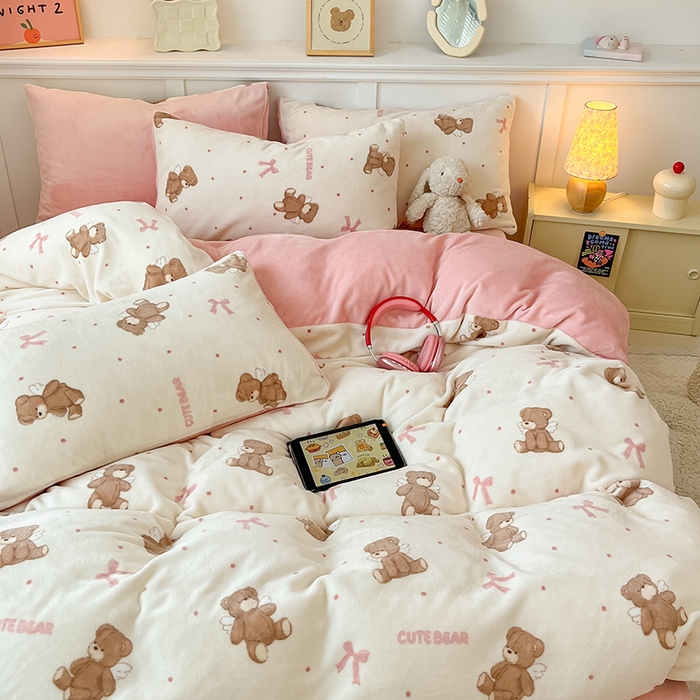 91家纺网 家纺一手货源 找家纺 桃子家居 2024新款小清新卡通加厚牛奶绒全工艺200克印花牛奶绒系列四件套 绒-幸运熊