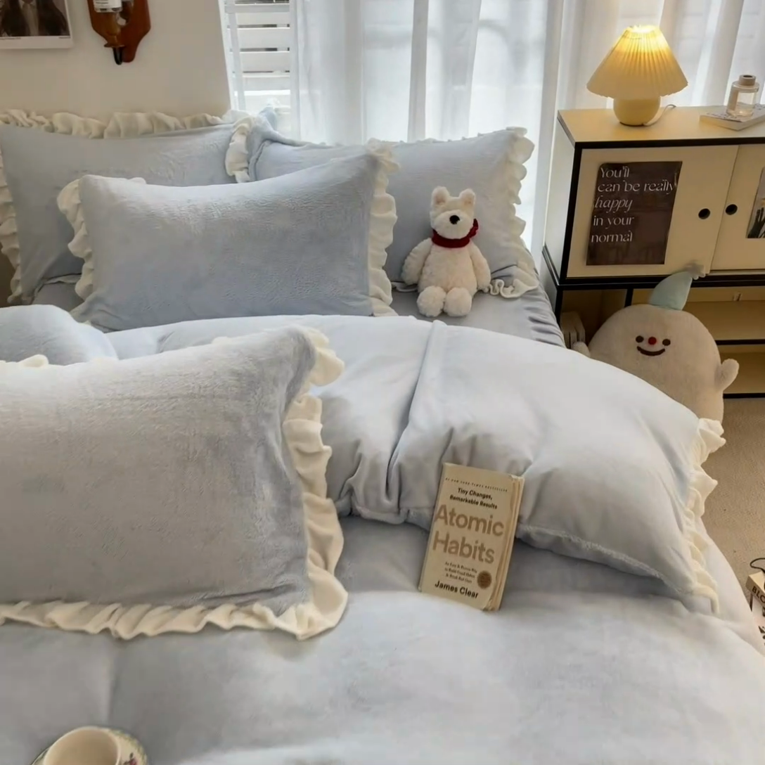 91家纺网 家纺一手货源 找家纺 星座家纺 2025新款牛奶绒花边床裙款四件套 床裙款-天空蓝