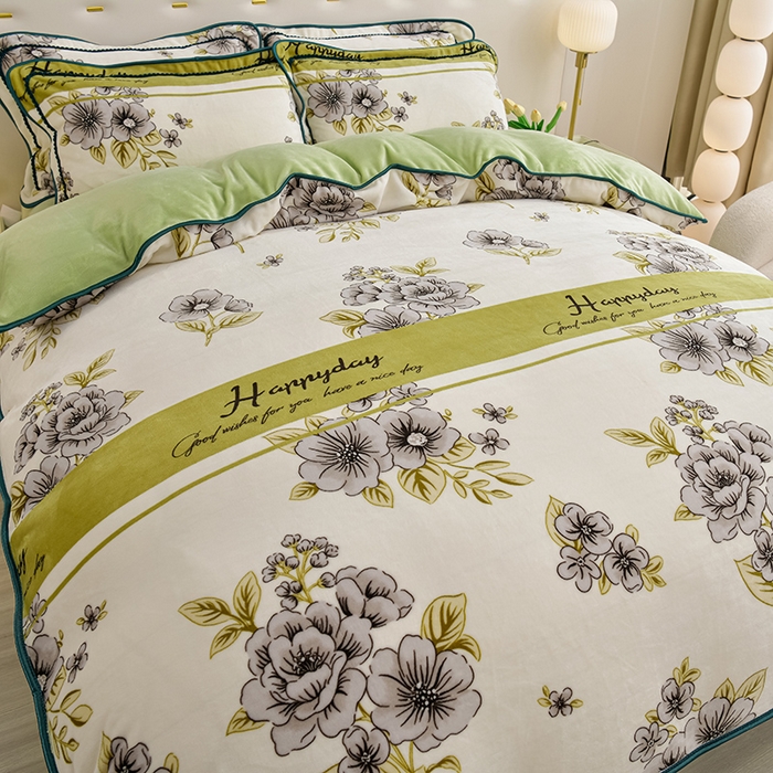 91家纺网 家纺一手货源 找家纺 赫本家纺  2025新品8-9斤爆品牛奶绒四件套床裙款金雕绒法莱绒四套件 花开绽放