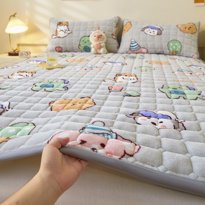 91家纺网 家纺一手货源 找家纺 卡伦家纺 2025新款A类牛奶绒夹棉加厚床垫单人双人床垫保护垫 摩尔庄园