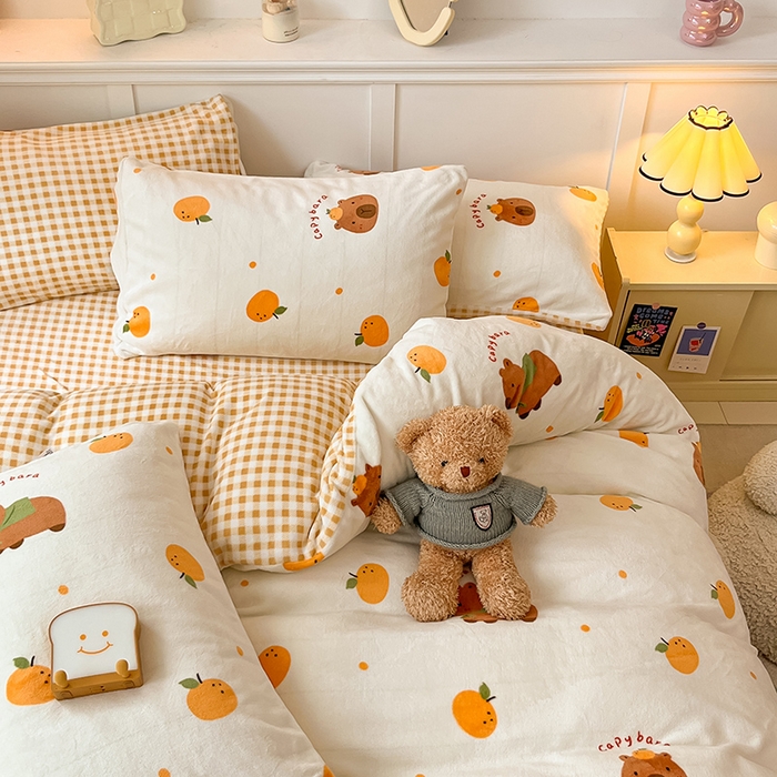 91家纺网 家纺一手货源 找家纺 桃子家居 2024新款小清新卡通加厚牛奶绒全工艺200克印花牛奶绒系列四件套 绒-吉利小豚鼠