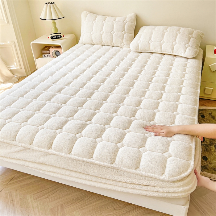 91家纺网 家纺一手货源 找家纺 雯豆家纺 2024冬款新品泰迪绒夹棉床笠三件套北极绒床垫保护套加厚保暖床笠 泰迪绒床笠-奶昔白