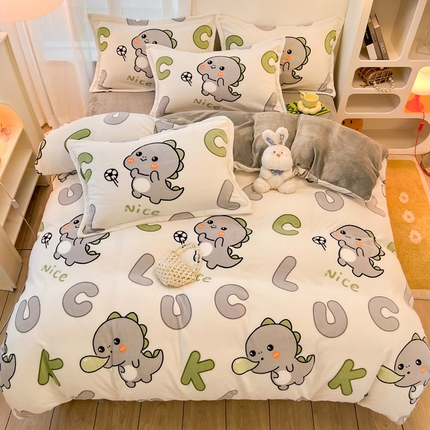 91家纺网 家纺一手货源 找家纺 2024新款A类高克重时尚风牛奶绒加厚保暖系列套件单品-被套 字母恐龙