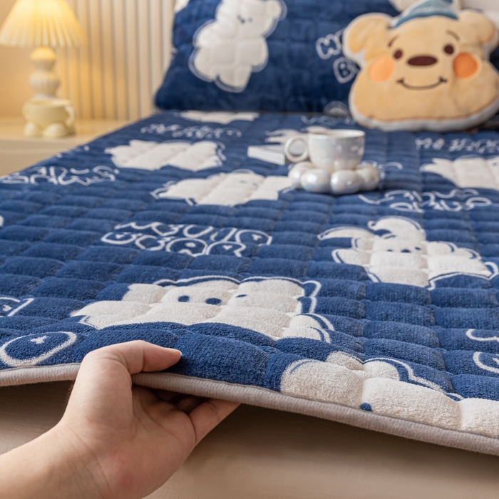 91家纺网 家纺一手货源 找家纺 卡伦家纺 2025新款A类牛奶绒夹棉加厚床垫单人双人床垫保护垫 开心乐园