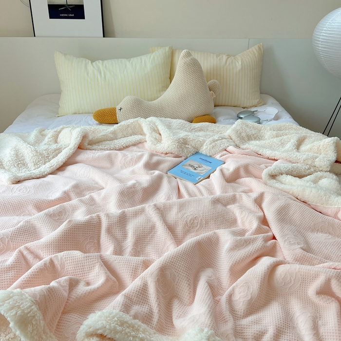 91家纺网 家纺一手货源 找家纺 六巷胡同 2024新款小红书博主风山茶花羊羔绒毯子 嫩粉