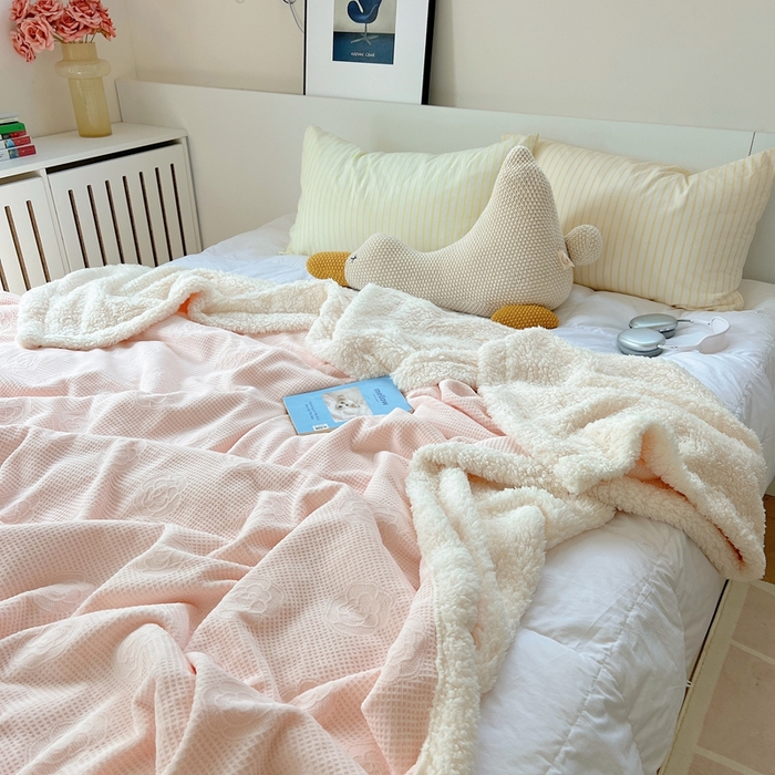 91家纺网 家纺一手货源 找家纺 六巷胡同 2024新款小红书博主风山茶花羊羔绒毯子 嫩粉