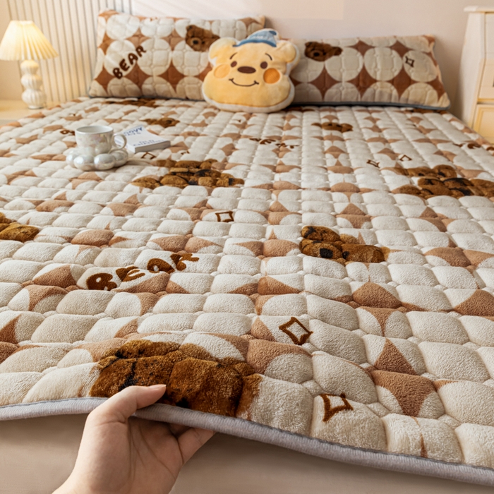 91家纺网 家纺一手货源 找家纺 卡伦家纺 2025新款A类牛奶绒夹棉加厚床垫单人双人床垫保护垫 熊熊世界