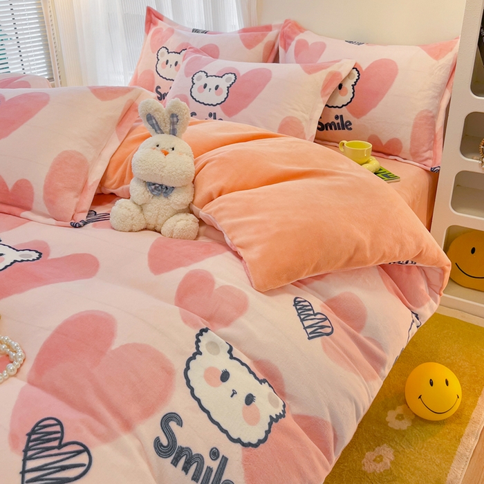 91家纺网 家纺一手货源 找家纺 2024新款A类高克重时尚风牛奶绒加厚保暖系列套件单品-被套 波波熊粉