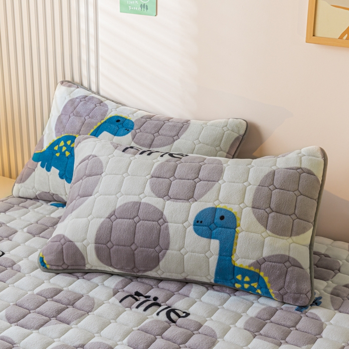 91家纺网 家纺一手货源 找家纺 卡伦家纺 2025新款A类牛奶绒夹棉加厚床垫单人双人床垫保护垫 星幻恐龙