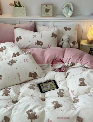 91家纺网 家纺一手货源 找家纺 桃子家居 2024新款小清新卡通加厚牛奶绒全工艺200克印花牛奶绒系列四件套 绒-幸运熊