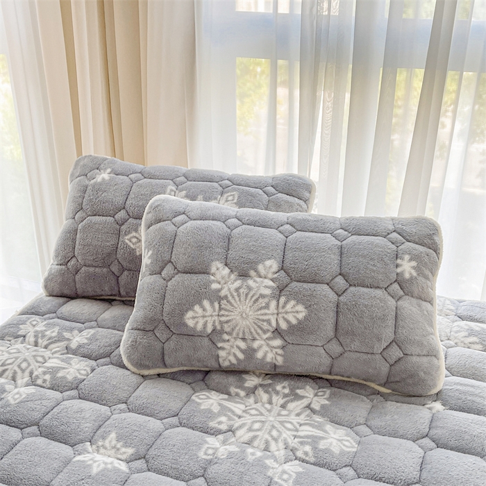 91家纺网 家纺一手货源 找家纺 雯豆家纺 2024冬款新品泰迪绒夹棉床笠三件套北极绒床垫保护套加厚保暖床笠 泰迪绒床笠-雪花飘飘-灰