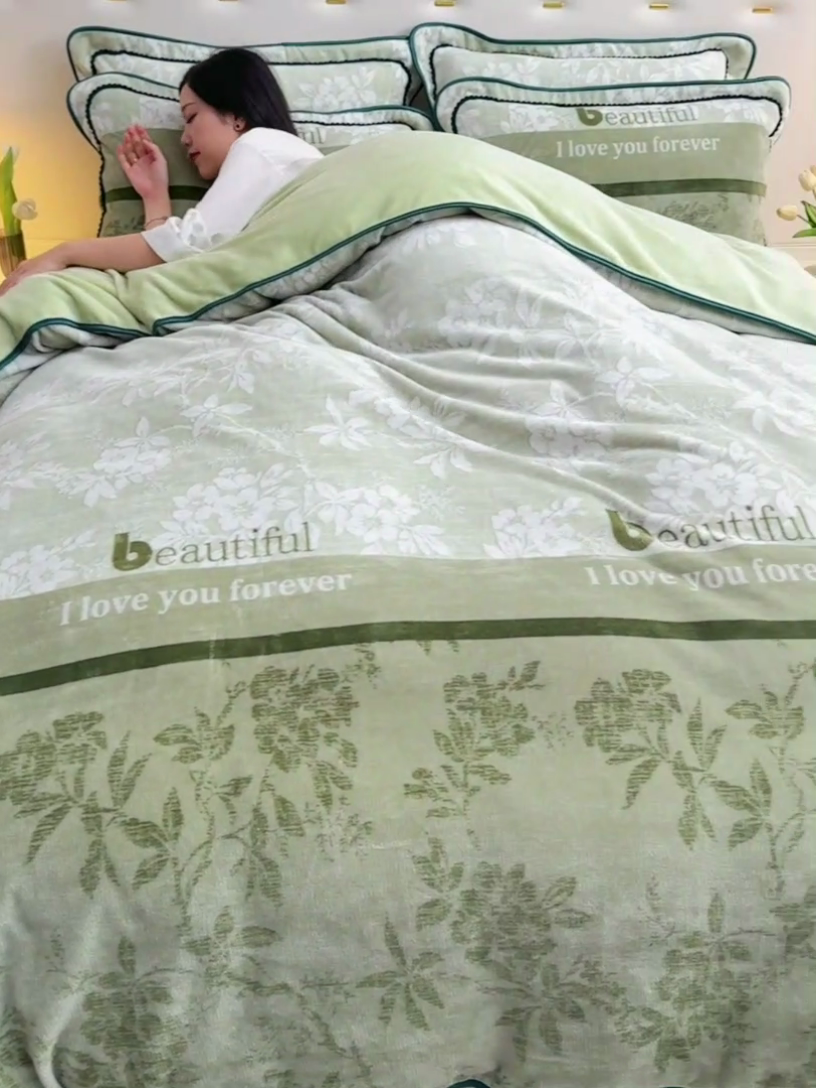 91家纺网 家纺一手货源 找家纺 赫本家纺  2025新品8-9斤爆品牛奶绒四件套床裙款金雕绒法莱绒四套件 爱丽丝