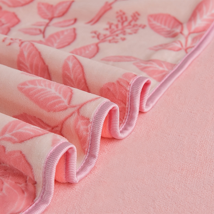 91家纺网 家纺一手货源 找家纺 赫本家纺  2025新品8-9斤爆品牛奶绒四件套床裙款金雕绒法莱绒四套件 爱意浓-粉