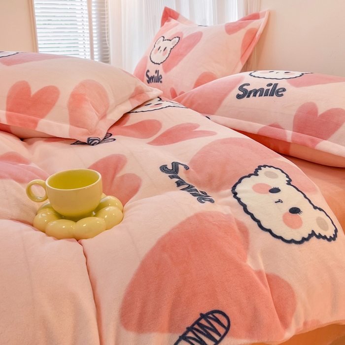 91家纺网 家纺一手货源 找家纺 2024新款A类高克重时尚风牛奶绒加厚保暖系列--枕套 波波熊粉