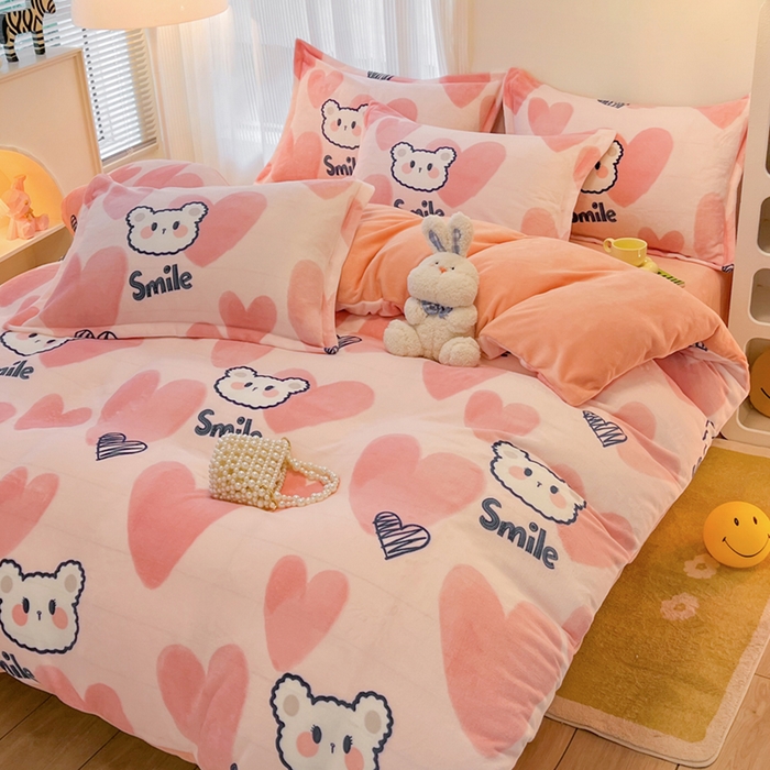 91家纺网 家纺一手货源 找家纺 2024新款A类高克重时尚风牛奶绒加厚保暖系列--枕套 波波熊粉