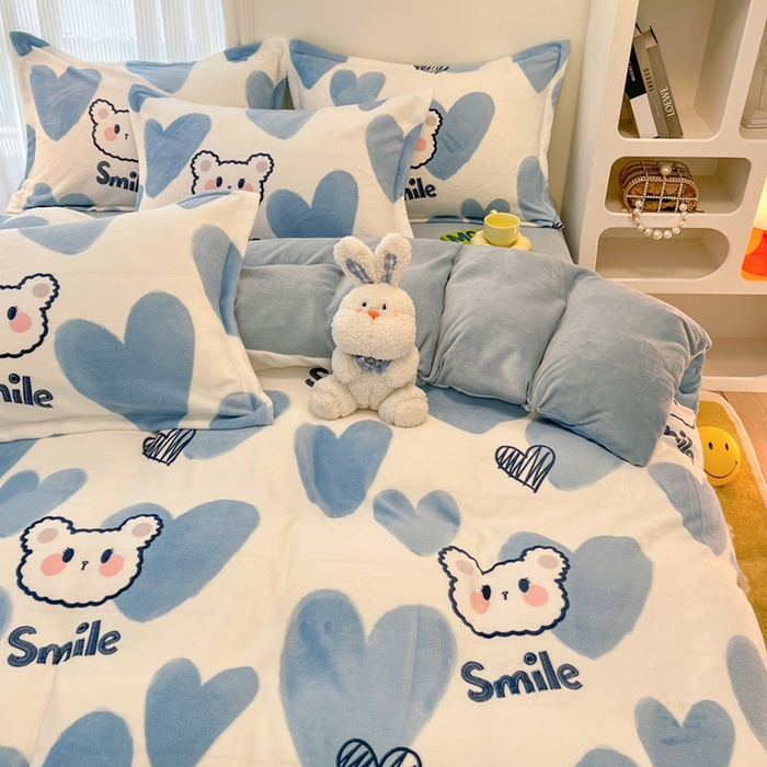 91家纺网 家纺一手货源 找家纺 2024新款A类高克重时尚风牛奶绒加厚保暖系列套件单品-被套 波波熊蓝