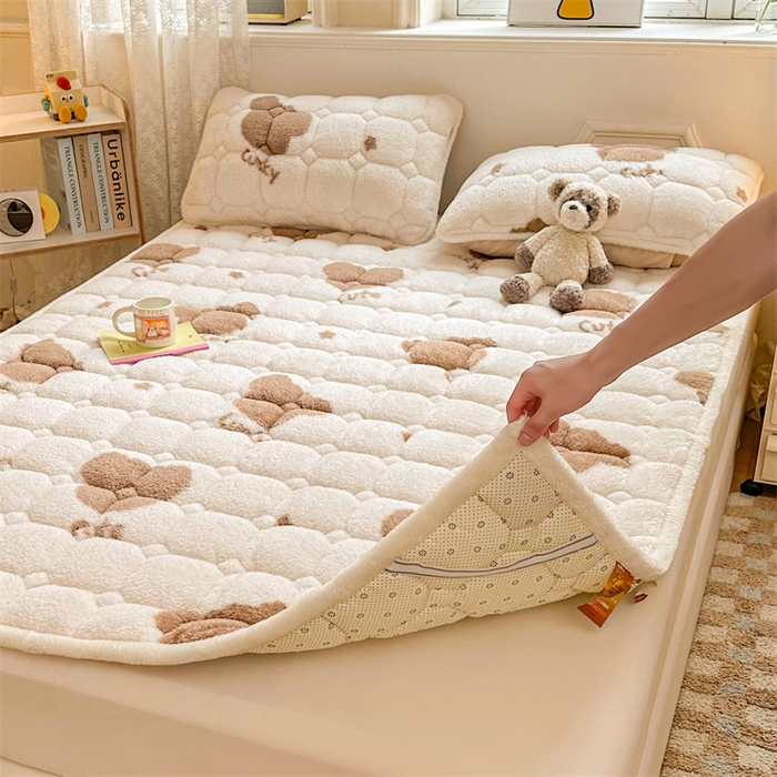 91家纺网 家纺一手货源 找家纺 雯豆家纺 2024新款泰迪绒床垫床护垫加厚北极绒床褥子印花小清新床垫子 泰迪绒床褥-熊宝乖乖