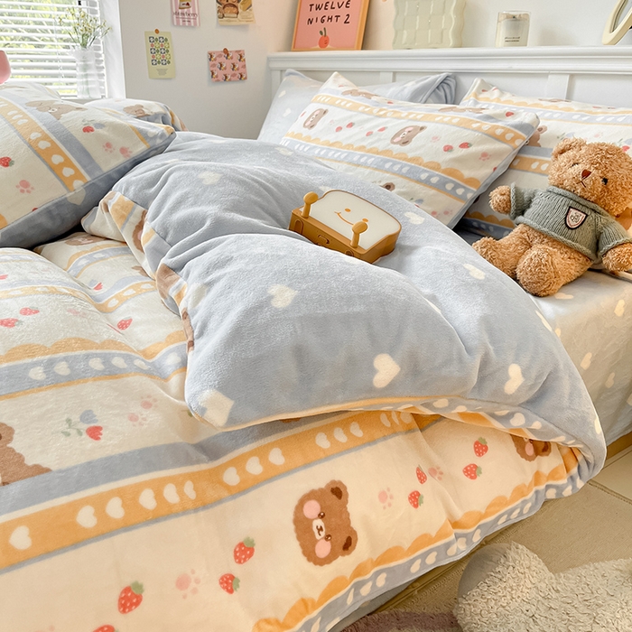 91家纺网 家纺一手货源 找家纺 桃子家居 2024新款小清新卡通加厚牛奶绒全工艺200克印花牛奶绒系列四件套 绒-可爱熊