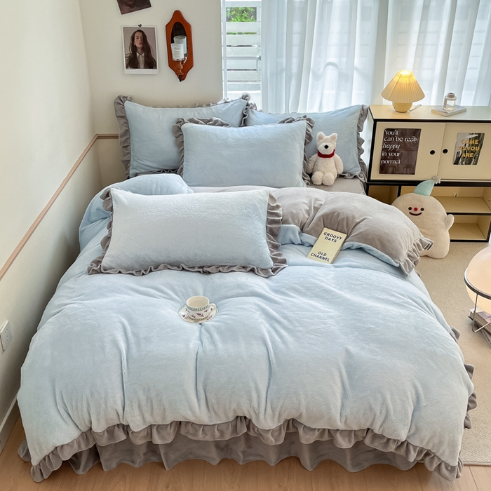 91家纺网 家纺一手货源 找家纺 星座家纺 2025新款牛奶绒花边床裙款四件套 床裙款-天空蓝＋雅士灰