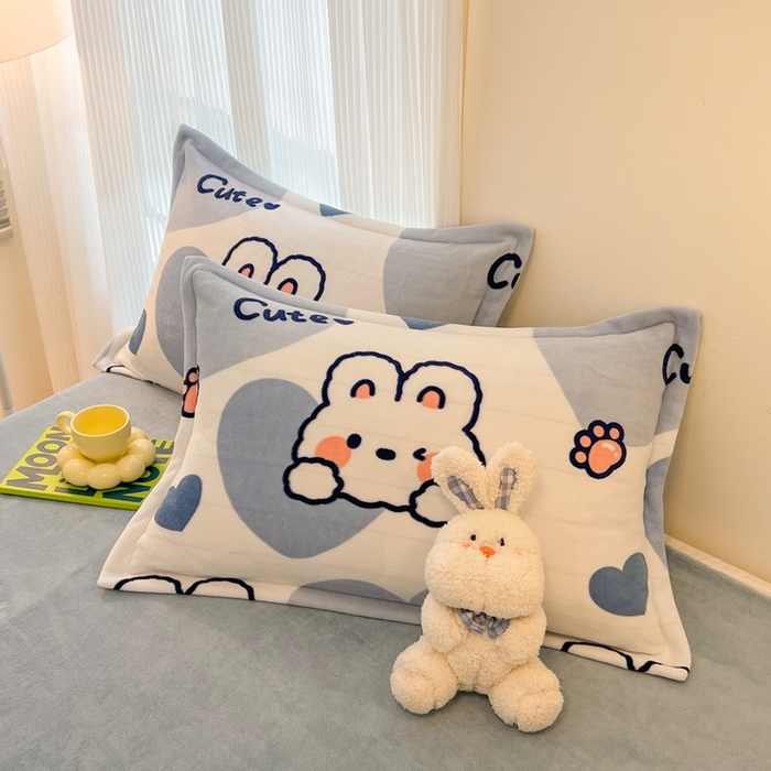 91家纺网 家纺一手货源 找家纺 2024新款A类高克重时尚风牛奶绒加厚保暖系列套件单品-被套 爱心兔