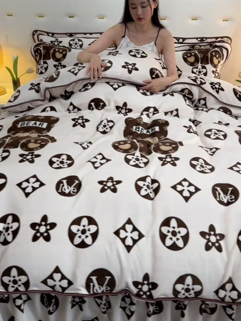 91家纺网 家纺一手货源 找家纺 赫本家纺  2025新品8-9斤爆品牛奶绒四件套床裙款金雕绒法莱绒四套件 轻奢小熊