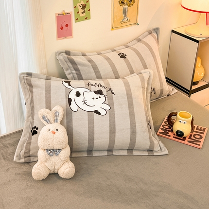 91家纺网 家纺一手货源 找家纺 2024新款A类高克重时尚风牛奶绒加厚保暖系列--枕套 黑白猫