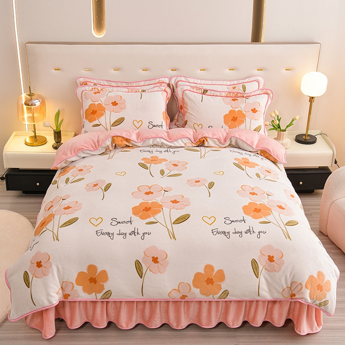 91家纺网 家纺一手货源 找家纺 赫本家纺  2025新品8-9斤爆品牛奶绒四件套床裙款金雕绒法莱绒四套件 初恋-粉