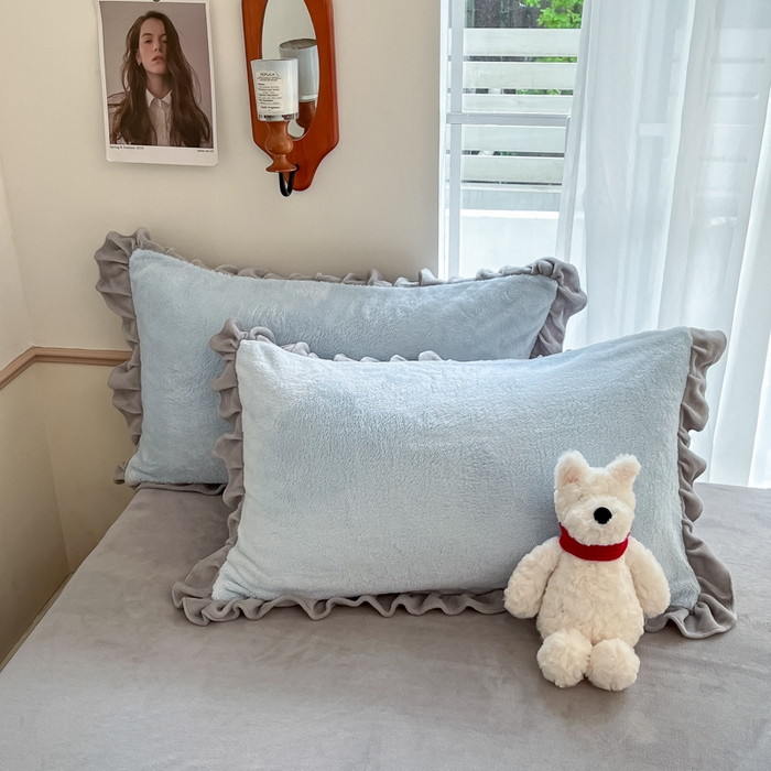 91家纺网 家纺一手货源 找家纺 星座家纺 2025新款牛奶绒花边床裙款四件套 床裙款-天空蓝＋雅士灰