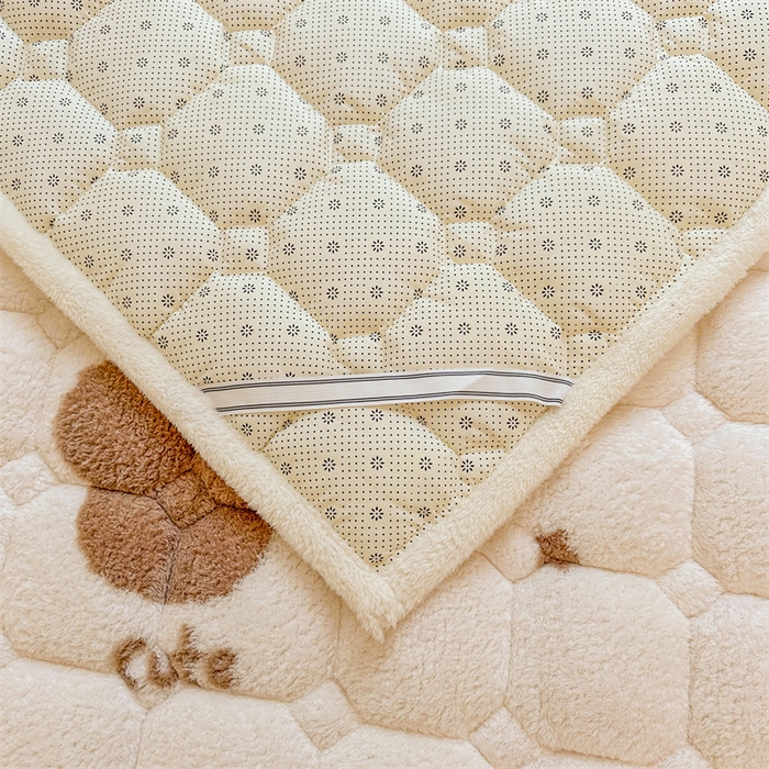 91家纺网 家纺一手货源 找家纺 雯豆家纺 2024新款泰迪绒床垫床护垫加厚北极绒床褥子印花小清新床垫子 泰迪绒床褥-熊宝乖乖