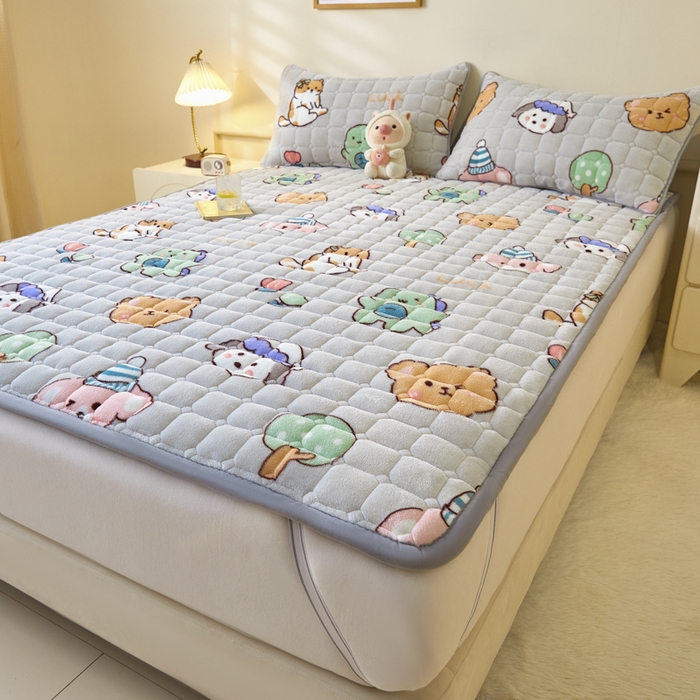 91家纺网 家纺一手货源 找家纺 卡伦家纺 2025新款A类牛奶绒夹棉加厚床垫单人双人床垫保护垫 摩尔庄园