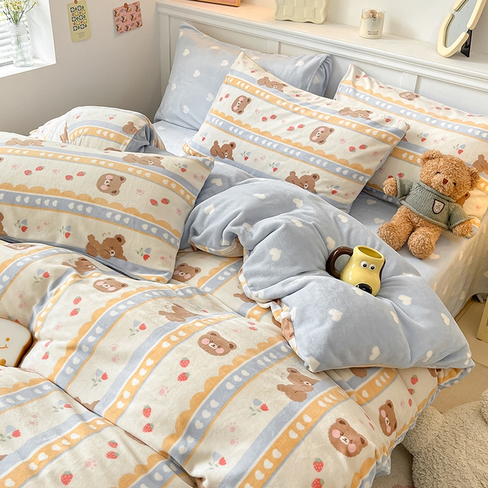 91家纺网 家纺一手货源 找家纺 桃子家居 2024新款小清新卡通加厚牛奶绒全工艺200克印花牛奶绒系列四件套 绒-可爱熊