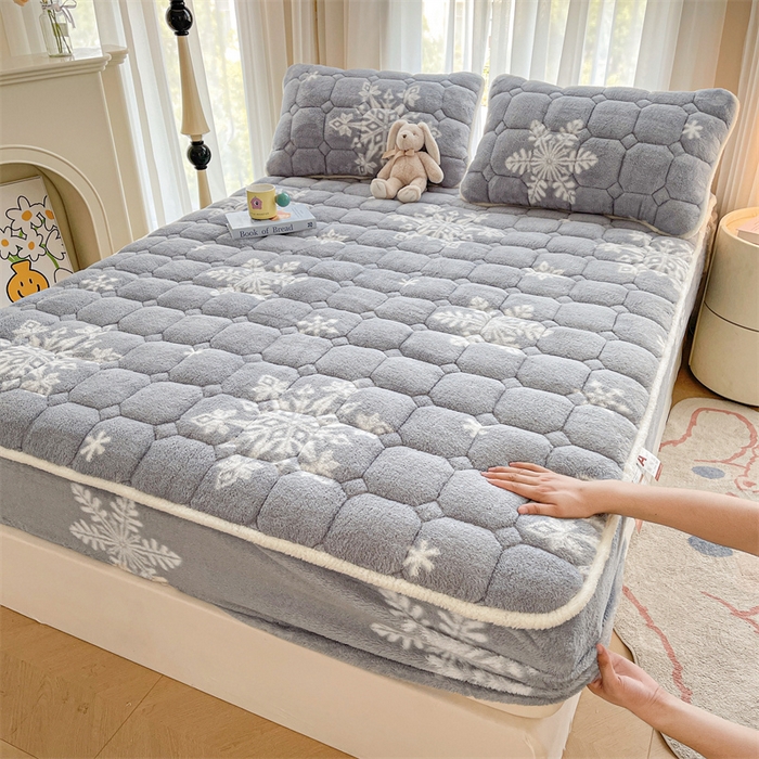 91家纺网 家纺一手货源 找家纺 雯豆家纺 2024冬款新品泰迪绒夹棉床笠三件套北极绒床垫保护套加厚保暖床笠 泰迪绒床笠-雪花飘飘-灰