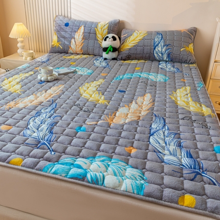 91家纺网 家纺一手货源 找家纺 卡伦家纺 2025新款A类牛奶绒夹棉加厚床垫单人双人床垫保护垫 轻羽飞扬