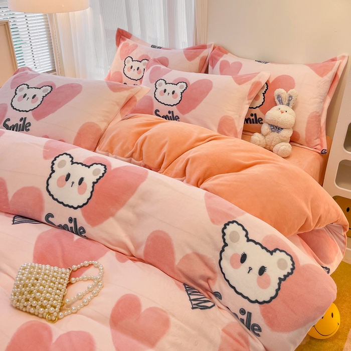 91家纺网 家纺一手货源 找家纺 2024新款A类高克重时尚风牛奶绒加厚保暖系列--枕套 波波熊粉