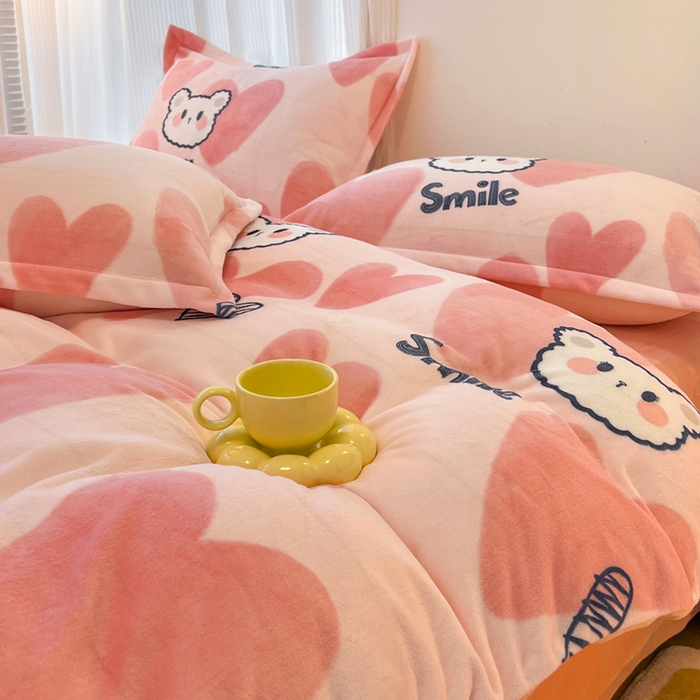 91家纺网 家纺一手货源 找家纺 2024新款A类高克重时尚风牛奶绒加厚保暖系列--枕套 波波熊粉