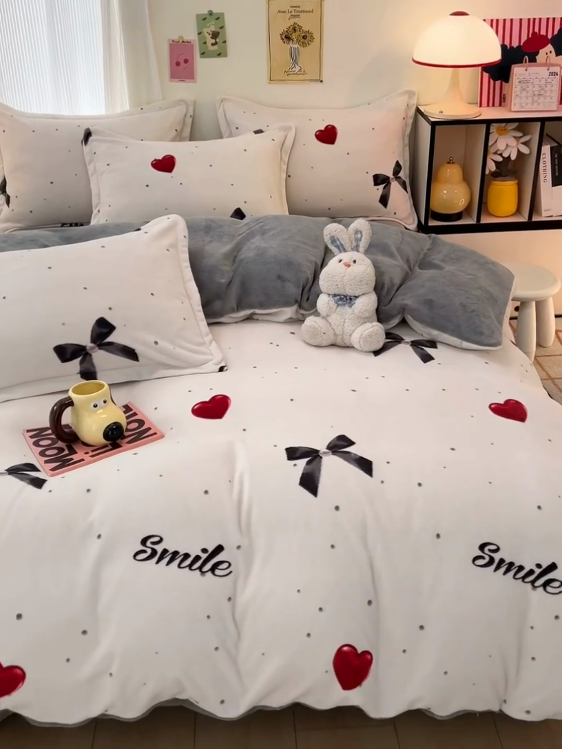 91家纺网 家纺一手货源 找家纺 2024新款A类高克重时尚风牛奶绒加厚保暖系列套件单品-四件套 爱心蝴蝶结