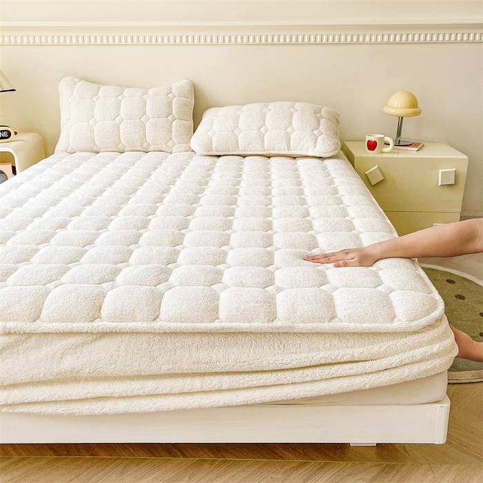 91家纺网 家纺一手货源 找家纺 雯豆家纺 2024冬款新品泰迪绒夹棉床笠三件套北极绒床垫保护套加厚保暖床笠 泰迪绒床笠-奶昔白