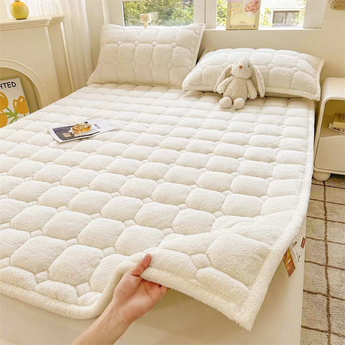91家纺网 家纺一手货源 找家纺 雯豆家纺 2024新款泰迪绒床垫床护垫加厚北极绒床褥子印花小清新床垫子 泰迪绒床褥-奶昔白