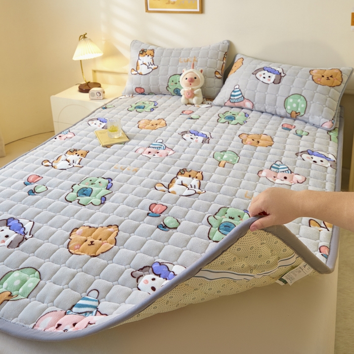 91家纺网 家纺一手货源 找家纺 卡伦家纺 2025新款A类牛奶绒夹棉加厚床垫单人双人床垫保护垫 摩尔庄园