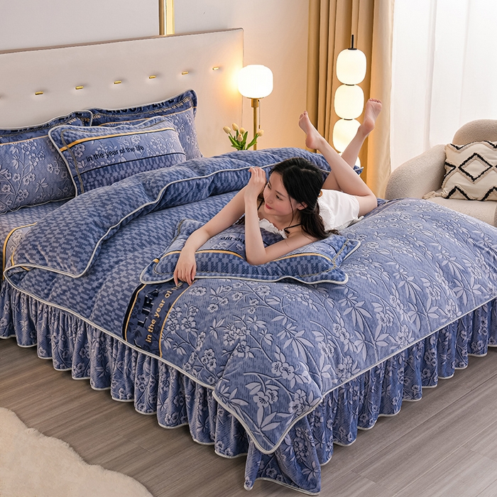 91家纺网 家纺一手货源 找家纺 赫本家纺  2025新品8-9斤爆品牛奶绒四件套床裙款金雕绒法莱绒四套件 清风竹影