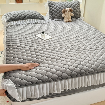 91家纺网 家纺一手货源 找家纺 （总）眠势力 2025新款牛奶绒花边床笠夹棉加绒床罩子冬季加厚雪纺床垫保护套小清新