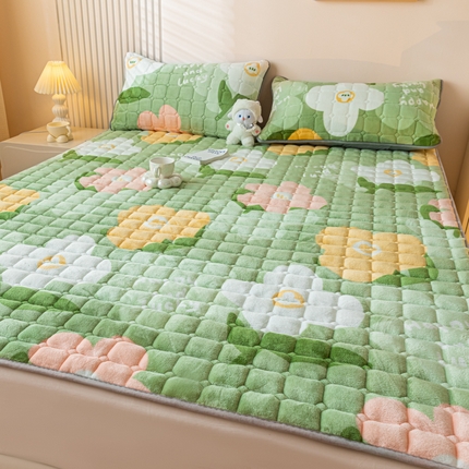 91家纺网 家纺一手货源 找家纺 卡伦家纺 2025新款A类牛奶绒夹棉加厚床垫单人双人床垫保护垫 花之谷