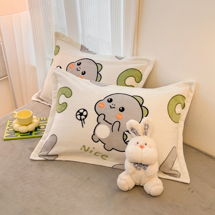 91家纺网 家纺一手货源 找家纺 2024新款A类高克重时尚风牛奶绒加厚保暖系列--枕套 字母恐龙