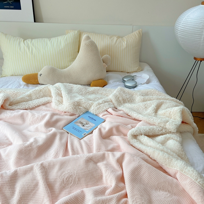 91家纺网 家纺一手货源 找家纺 六巷胡同 2024新款小红书博主风山茶花羊羔绒毯子 嫩粉