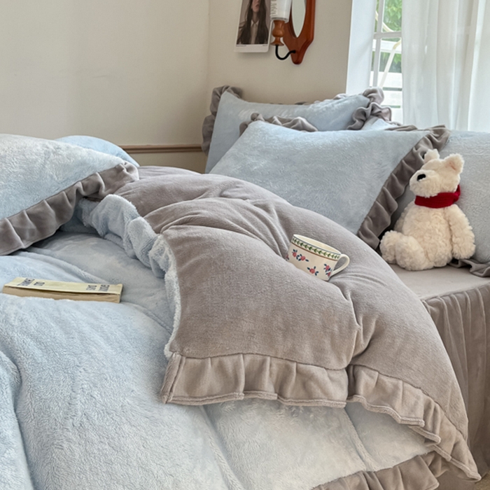 91家纺网 家纺一手货源 找家纺 星座家纺 2025新款牛奶绒花边床裙款四件套 床裙款-天空蓝＋雅士灰