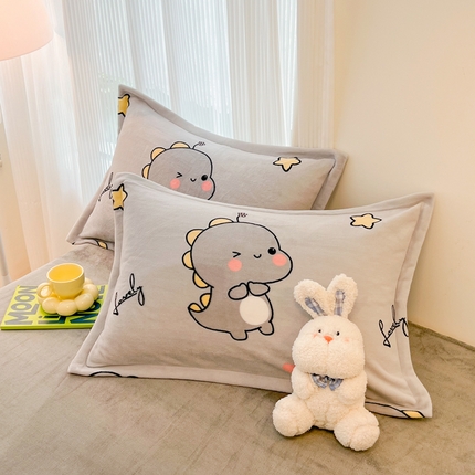 91家纺网 家纺一手货源 找家纺 2024新款A类高克重时尚风牛奶绒加厚保暖系列--枕套 亲亲恐龙