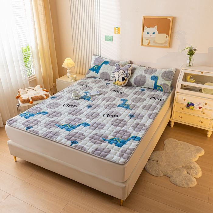 91家纺网 家纺一手货源 找家纺 卡伦家纺 2025新款A类牛奶绒夹棉加厚床垫单人双人床垫保护垫 星幻恐龙